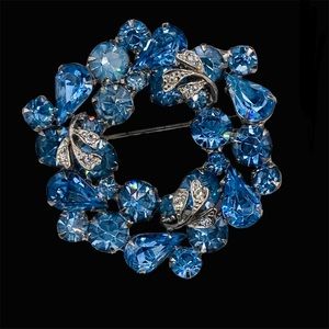 Vintage Weiss Blue Rhinestone Circle Brooch